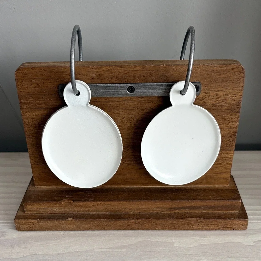 Wooden Calendar Stand with Metal Numbered White‎ Date Tags